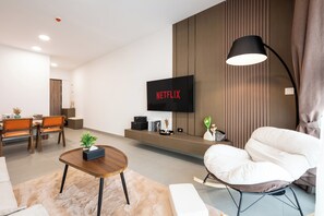 Departamento Confort | Área de sala de estar | Smart TV de 43 pulgadas con canales digitales 