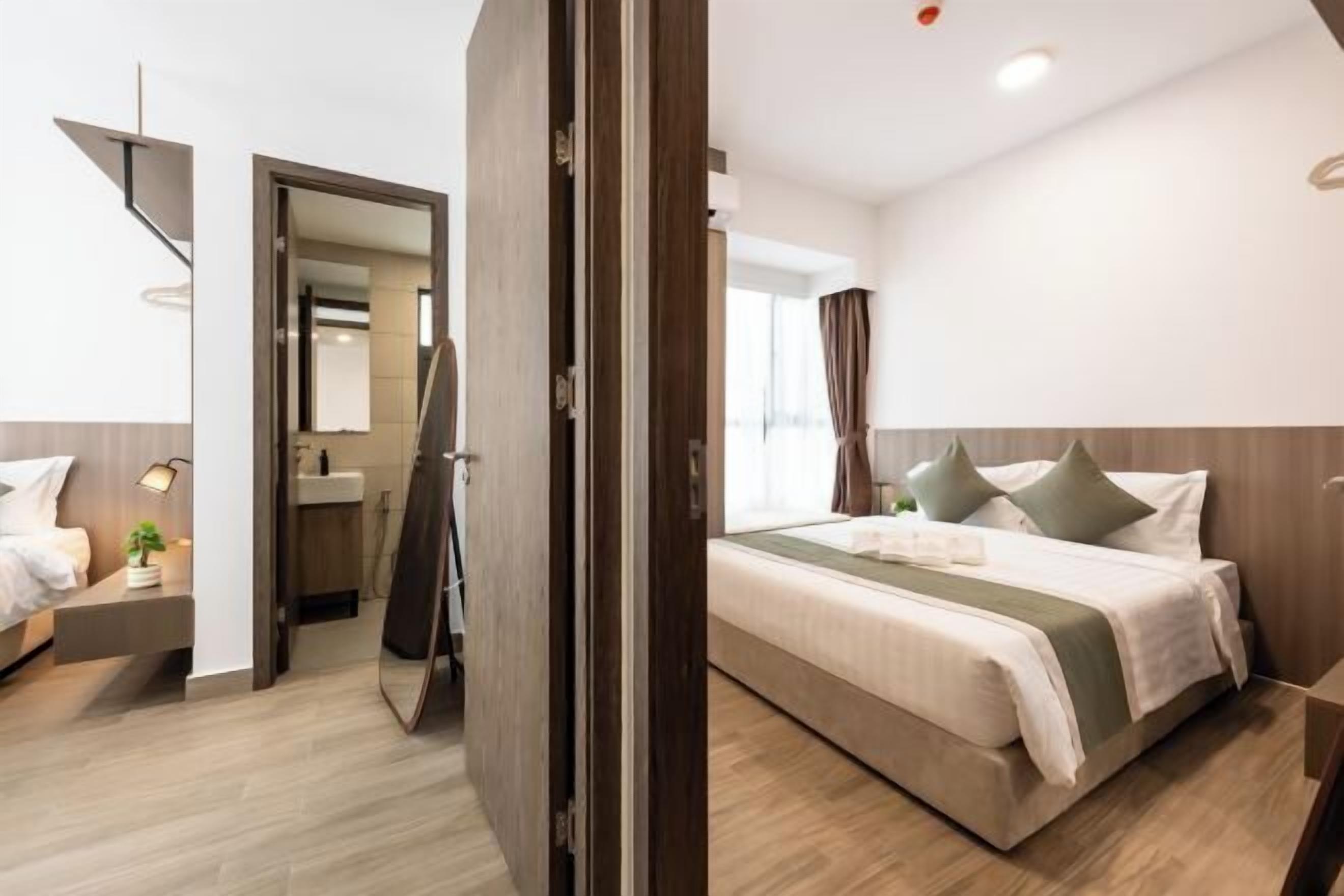 Espacio para trabajar con un portátil y tabla de planchar con plancha