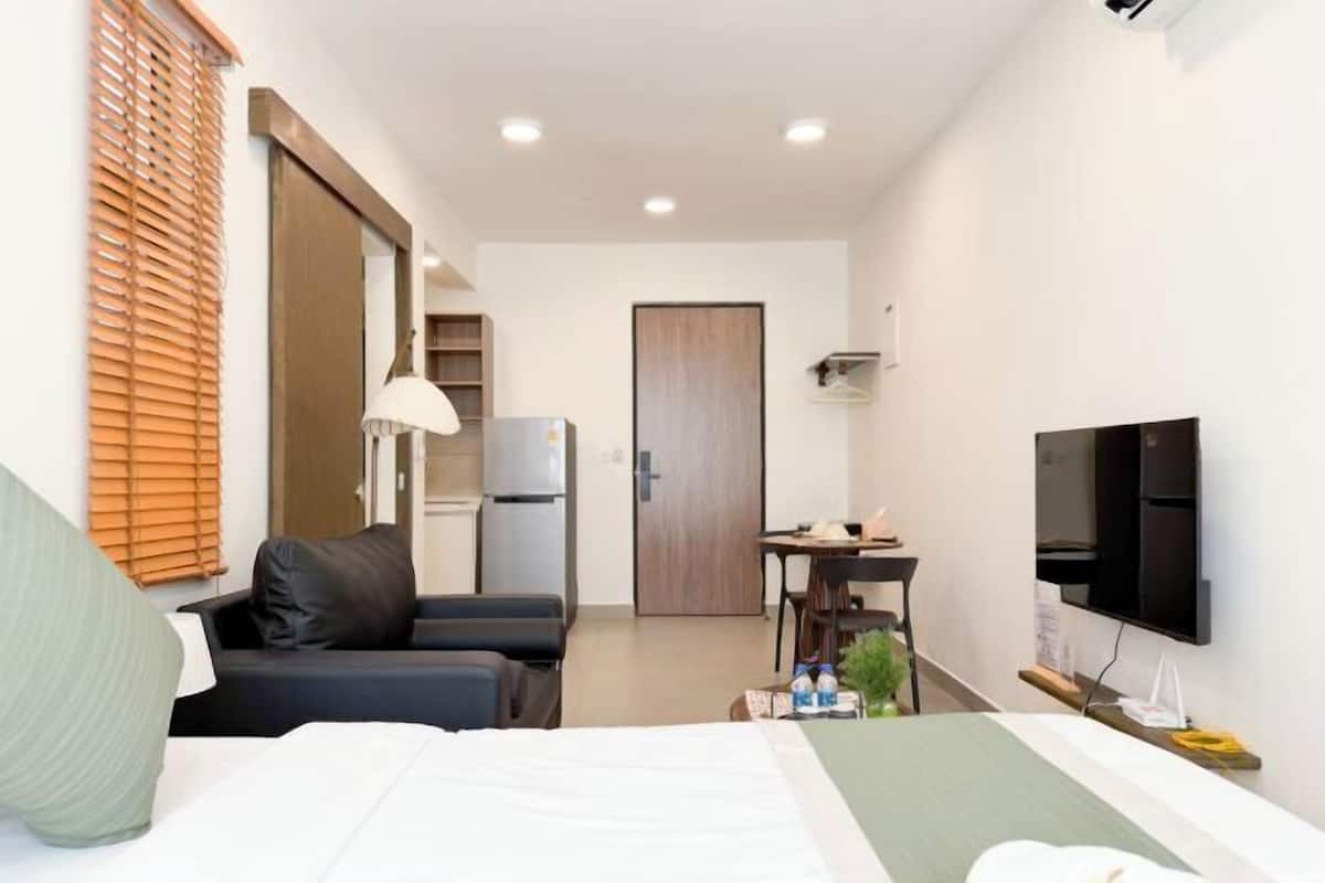 Skrivebord for bærbar PC, strykejern/-brett og wi-fi (inkludert)