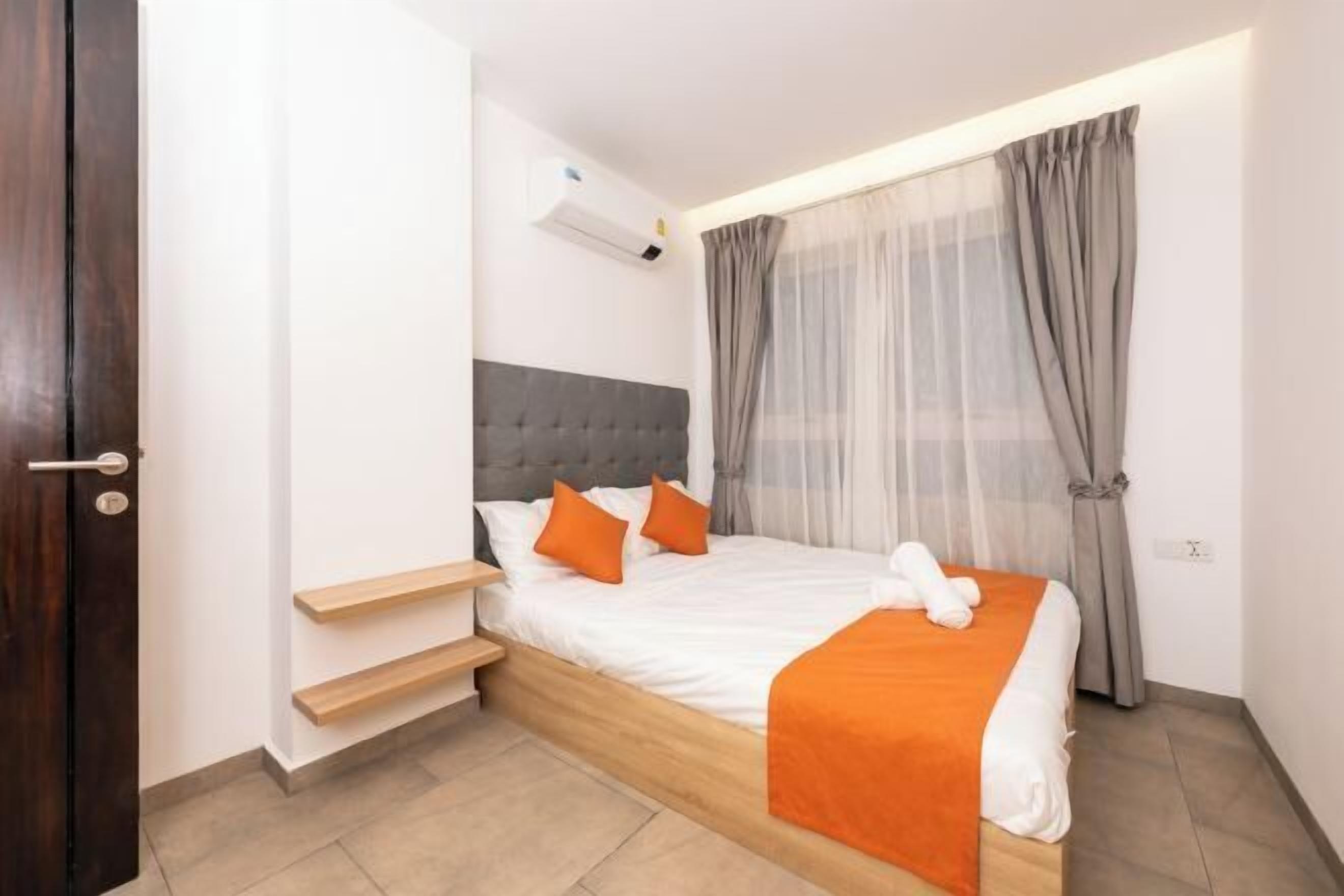 Espacio para trabajar con un portátil y tabla de planchar con plancha