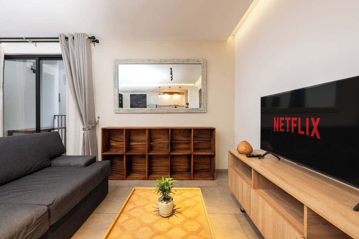 Apartamento familiar, no fumadores | Zona de estar | Smart TV de 43 pulgadas con canales digitales