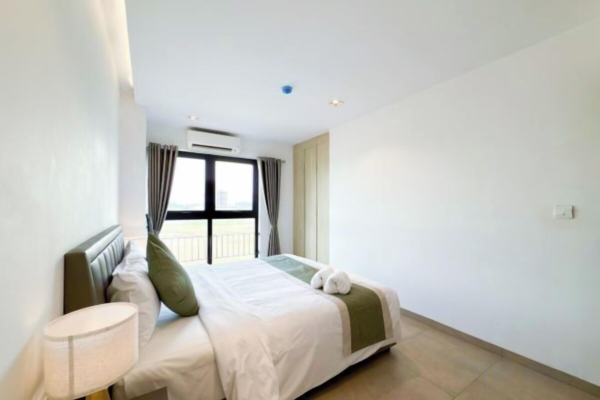 Desk, laptop workspace, iron/ironing board, free WiFi