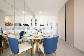 Exclusive-Apartment | Essbereich im Zimmer