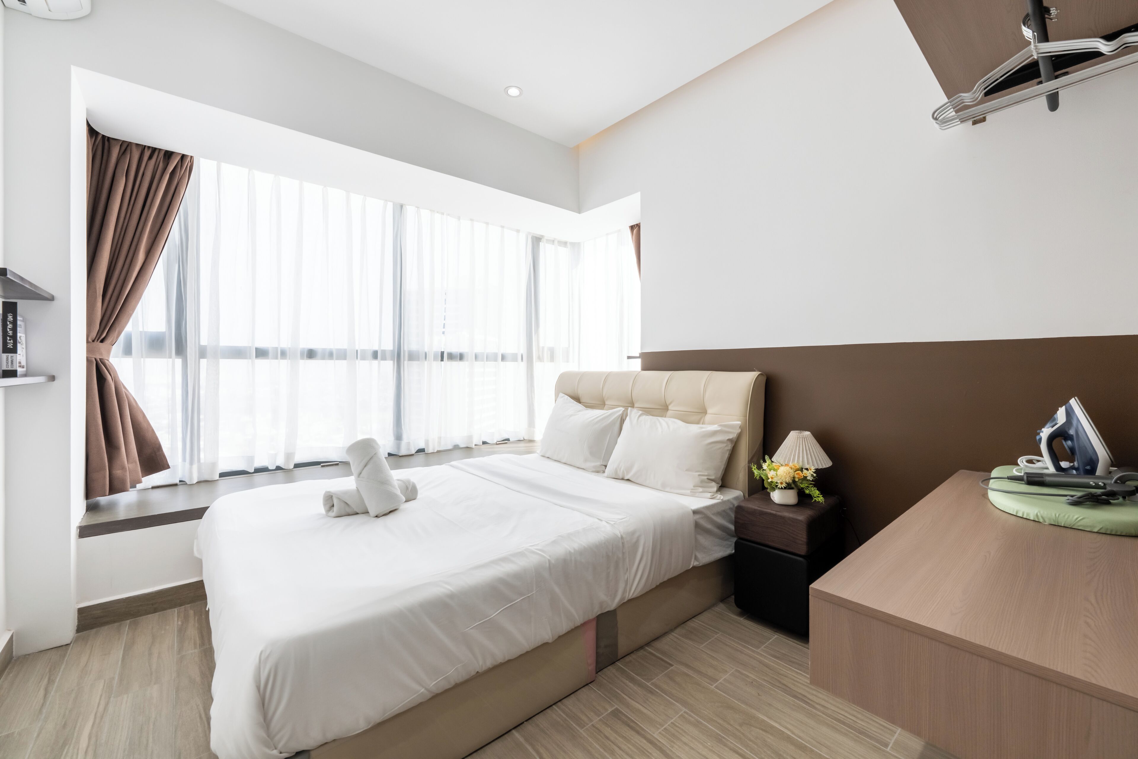 Skrivebord for bærbar PC, strykejern/-brett og wi-fi (inkludert)