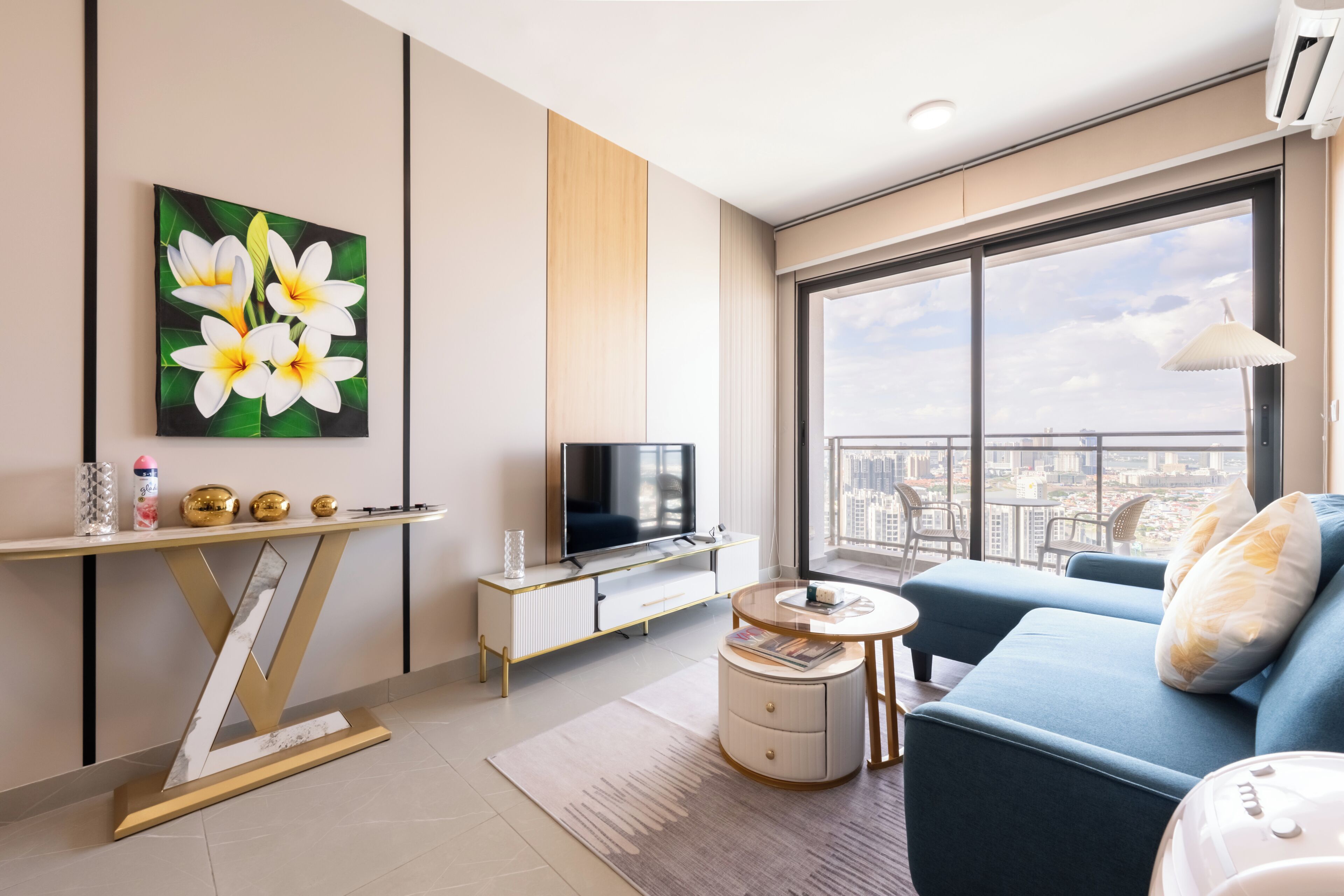 Apartamento exclusivo | Zona de estar | Smart TV de 43 pulgadas con canales digitales