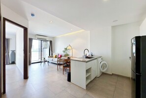 Departamento clásico, vista a la ciudad | Cocina privada | Refrigerador, microondas, parrilla de estufa y utensilios de cocina 