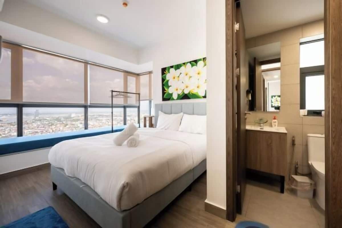 Espacio para trabajar con un portátil y tabla de planchar con plancha