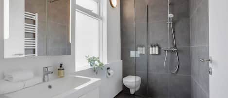 Dusche, Haartrockner, Handtücher