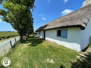 Exterior - Authentic Stay in Traditional Cottages in Beauvoir-sur-Mer (Beauvoir-sur-Mer)