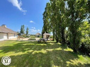 Outdoor dining - Authentic Stay in Traditional Cottages in Beauvoir-sur-Mer (Beauvoir-sur-Mer)