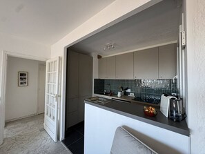 Mikrowelle, Ofen, Geschirrspüler, Wasserkocher mit Kaffee-/Teezubehör