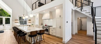 The Point – Stylish 9BR Retreat for Large Groups in Egg Harbor