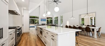 The Point – Stylish 9BR Retreat for Large Groups in Egg Harbor