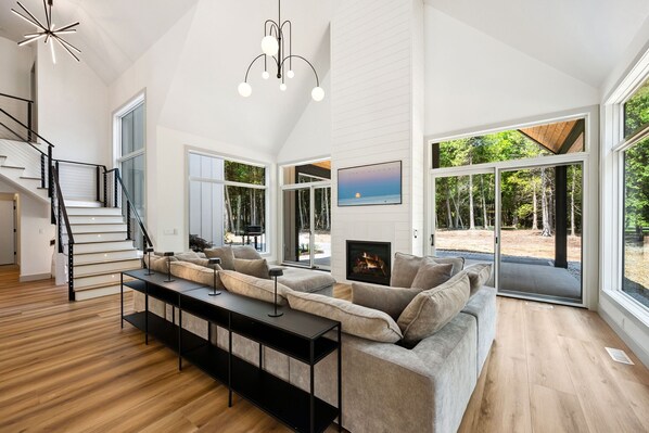 Smart TV, fireplace