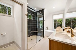 Douche, sèche-cheveux, serviettes fournies, shampoing