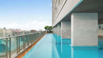 Una piscina al aire libre