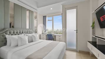 Espacio para trabajar con laptop y tabla de planchar con plancha