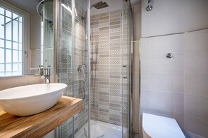Doccia, asciugacapelli, bidet, sapone