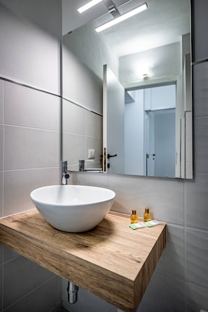 Regadera, secadora de cabello, bidet, jabón 