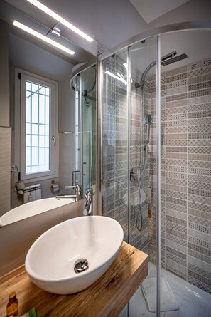 Shower, hair dryer, bidet, soap - YiD perfect for a holiday  near city center (Florence)