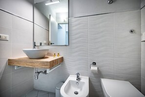 Regadera, secadora de cabello, bidet, jabón 