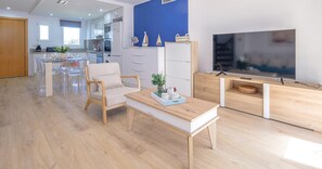 TV - Charming triplex with jacuzzi in Calonge (Calonge)