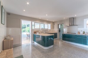 ميكروويف، فرن، موقد طهي مسطح، غسالة أطباق