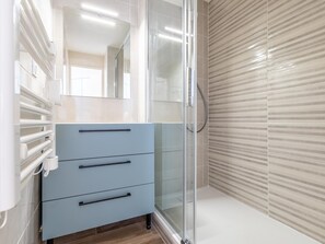 Bathroom - Renovated 2-room apartment with beach access (Sète)