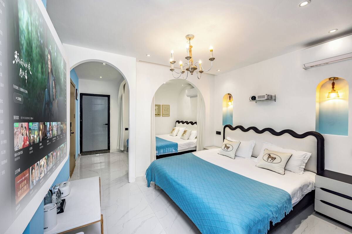 Comfort Twin Room | Down comforters, laptop workspace, blackout drapes, iron/ironing board