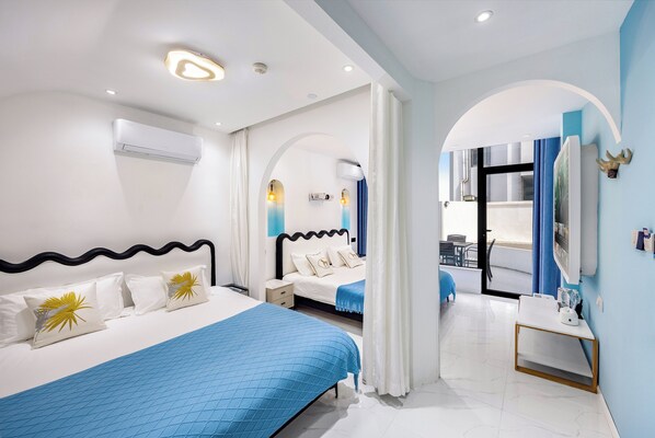 Cubrecamas, espacio para trabajar con laptop y cortinas blackout 