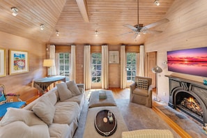 Smart TV, fireplace