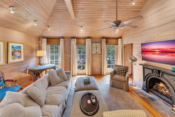 Smart TV, fireplace