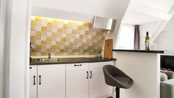 Fridge, cookware/dishes/utensils