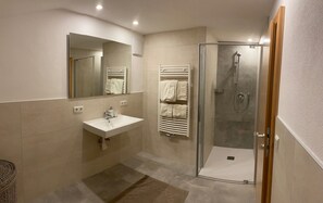 Shower, hair dryer, towels - Apartment 'Leite' with Mountain View, Shared Garden and Wi-Fi (Ratschings)