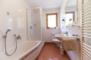 Shower, hair dryer, towels - Apartment 'Schupfe' with Mountain View, Shared Garden and Wi-Fi (Ratschings)
