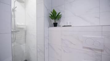 Een haardroger, handdoeken