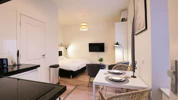 1 slaapkamer, een bureau, een strijkplank/strijkijzer, wifi