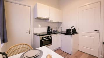 Een koelkast, een magnetron, een oven, een kookplaat