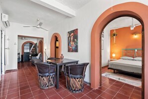 5 bedrooms, iron/ironing board, WiFi, bed sheets