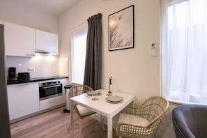 Fridge, microwave, oven, stovetop - Modern apartment near Scheveningen beach (Den Haag)