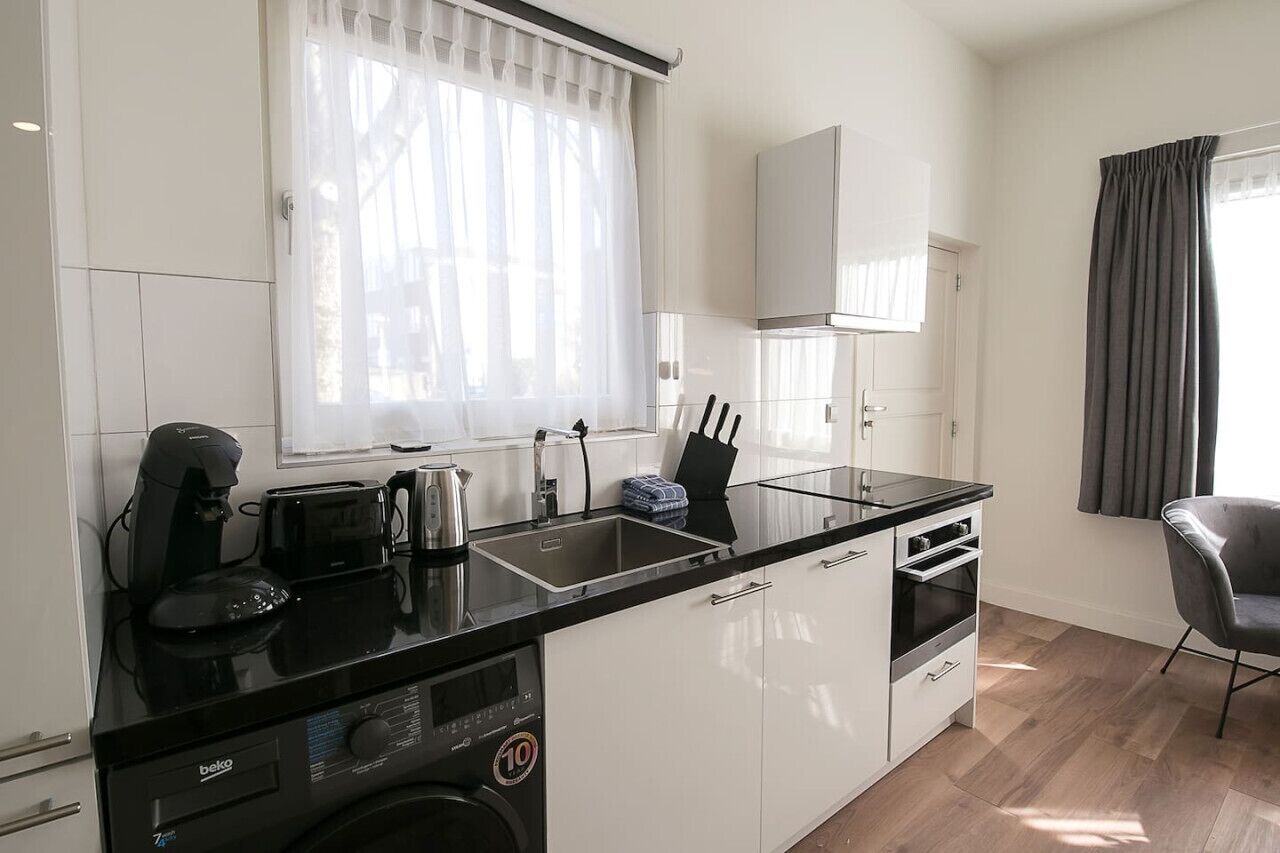 Een koelkast, een magnetron, een oven, een kookplaat