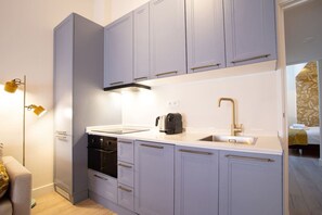Frigorífico, microondas, horno y placa de cocina