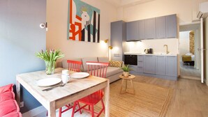 Een modern appartement met een eethoek, keuken en woonruimte.