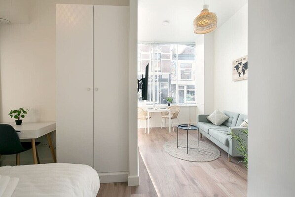 Iron/ironing board, WiFi, bed sheets