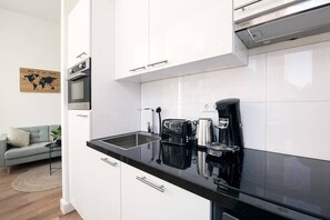 Frigorífico, cafetera o tetera y utensilios de cocina