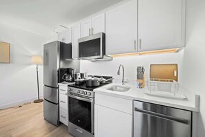 Frigorífico, microondas, horno y placa de cocina