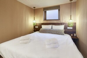 2 slaapkamers, een bureau, een strijkplank/strijkijzer, wifi