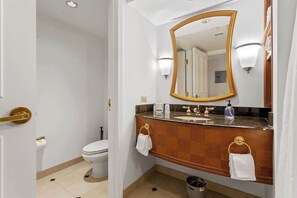 Dusj, hårføner og håndklær