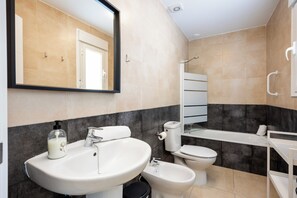 Séchoir à cheveux, bidet, serviettes fournies, savon
