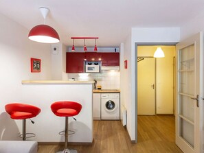 Frigorífico, microondas, cafetera o tetera y tostadora